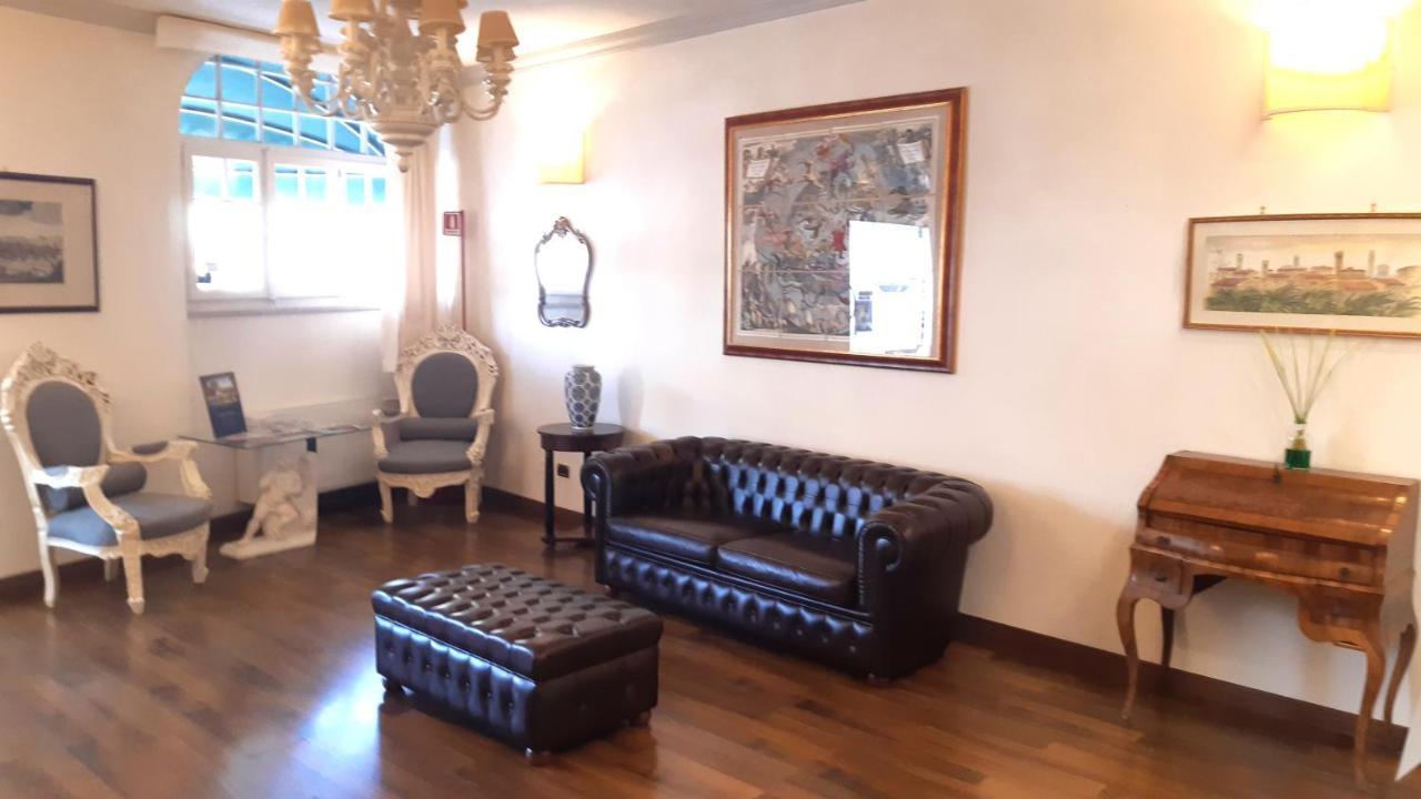 Albergo Moderno Лука Екстериор снимка