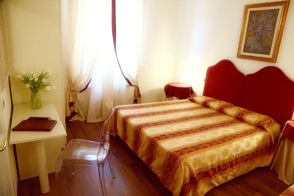 Albergo Moderno Лука Екстериор снимка